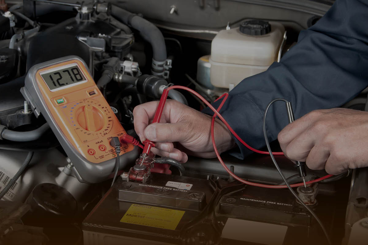 Bild zeigt eine Batterie Überprüfung durch einen Mitarbeiter