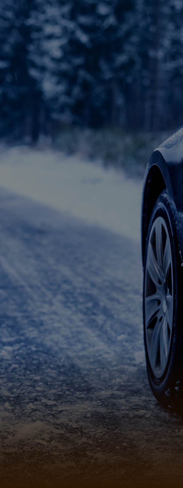 Bild zeigt ein Fahrzeug auf einer Winterlichen Straße